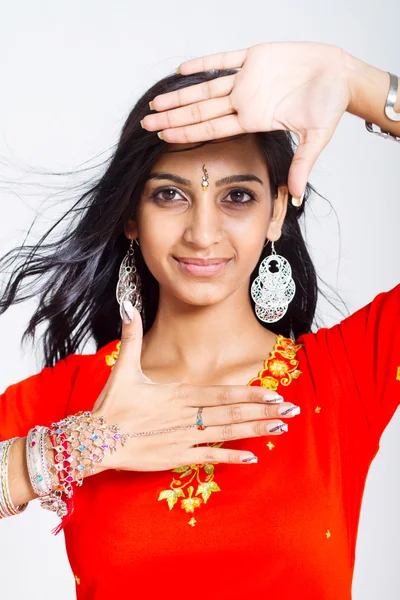 Güzel bir Hint kadın stüdyo portre — Stok fotoğraf