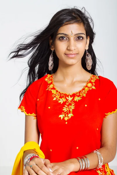Bella donna indiana che indossa sari tradizionali — Foto Stock