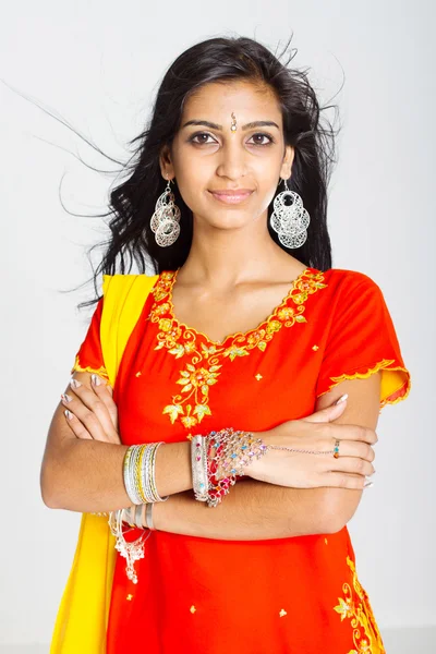 Ung indisk kvinna i traditionella sari — Stockfoto