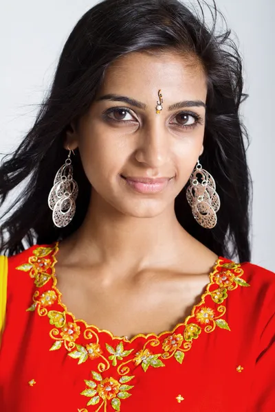 Vacker indisk kvinna närbild porträtt — Stockfoto