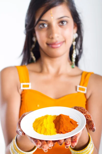 Piękna kobieta indyjska prezentacji przyprawy — Zdjęcie stockowe