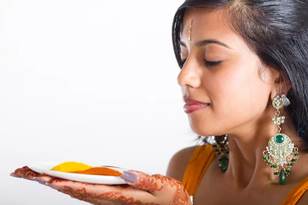 Ung indisk kvinna håller och att lukta traditionella kryddor — Stockfoto