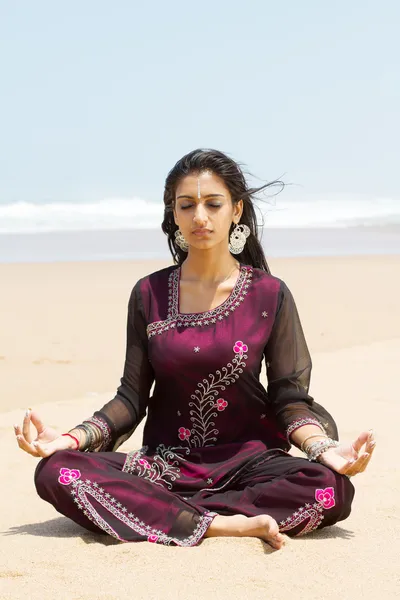 Индийская женщина в традиционной одежде на пляже — стоковое фото