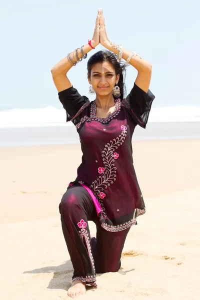 Индийская женщина занимается йогой на пляже — стоковое фото