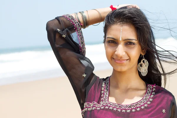 Szczęśliwy piękny indyjski kobieta na plaży — Zdjęcie stockowe