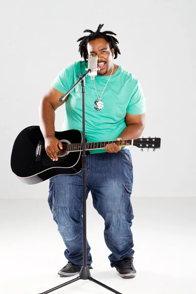 Sobrepeso homem americano africano com guitarra cantando — Fotografia de Stock