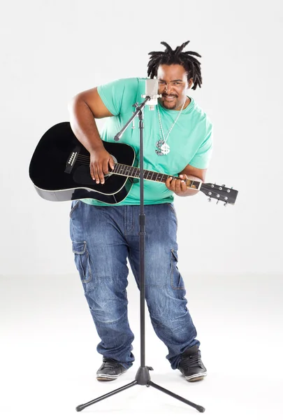 Túlsúlyos afrikai amerikai férfi énekel gitár — Stock Fotó