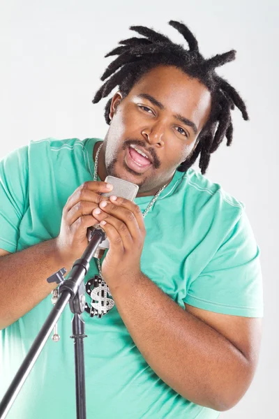 Afryki amerykański wokalista śpiewa piosenkę — Zdjęcie stockowe