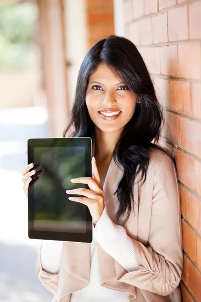 Vrouwelijke universiteitsstudent houden een tablet pc — Stockfoto