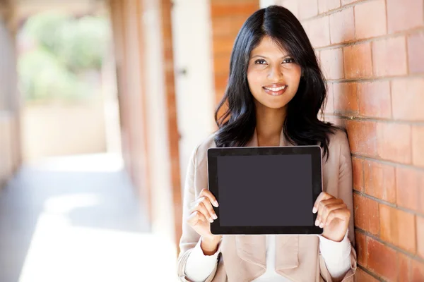 Estudante universitária apresentando um computador tablet — Fotografia de Stock