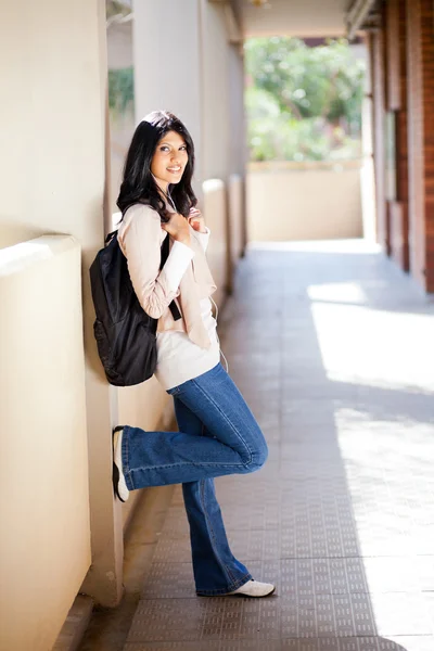 Studentessa in piedi accanto al corridoio universitario — Foto Stock