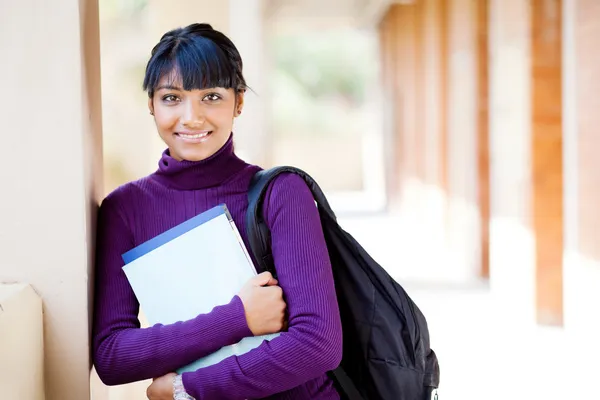 Kvinnliga tonåring indiska high school studentporträtt — Stockfoto