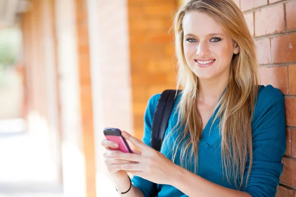 Mladá žena, zasílání SMS zpráv s mobilní telefon — Stock fotografie