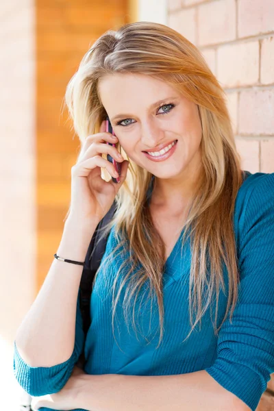 Gelukkige jonge vrouw praten op mobiele telefoon — Stockfoto
