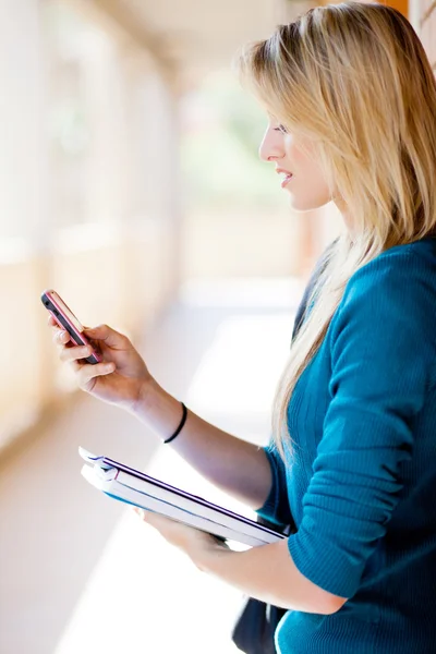 Θηλυκό φοιτητής χρησιμοποιώντας έξυπνο τηλέφωνο βιαστικά Διαδίκτυο — Φωτογραφία Αρχείου