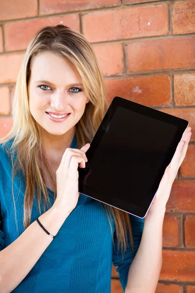Estudiante universitaria presentando tableta — Foto de Stock