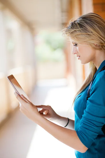 Fiatal nő használó tabletta számítógép — Stock Fotó