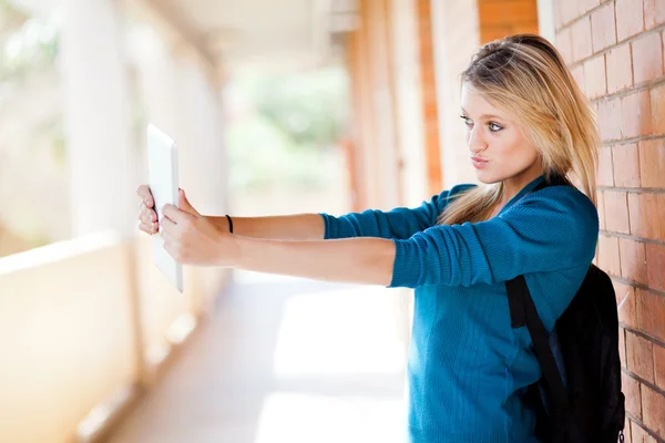 Estudante universitário feminino usando computador tablet tomando auto retrato — Fotografia de Stock