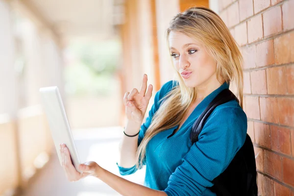 Női főiskolai hallgató használ tabletta számítógép kommunikálni barátaival — Stock Fotó