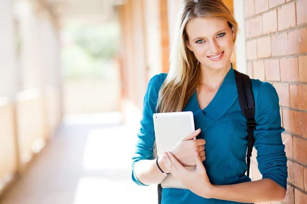 Aantrekkelijke vrouwelijke universiteitsstudent met tablet pc — Stockfoto