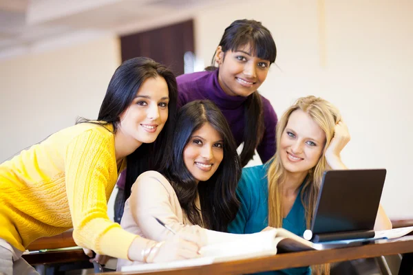 Grupo de estudiantes universitarios usando laptop — Foto de Stock