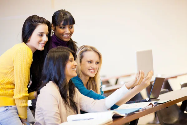Estudantes universitários usando computador tablet — Fotografia de Stock