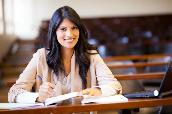 College girl in aula magna — Foto Stock