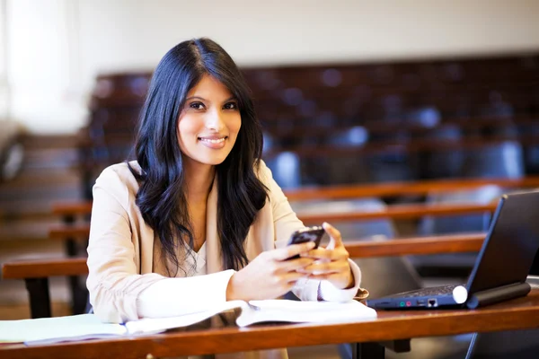 Estudante universitário em sala de aula com telefone móvel — Fotografia de Stock