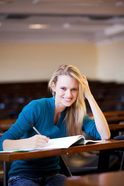 Estudante universitário estudando em sala de aula — Fotografia de Stock