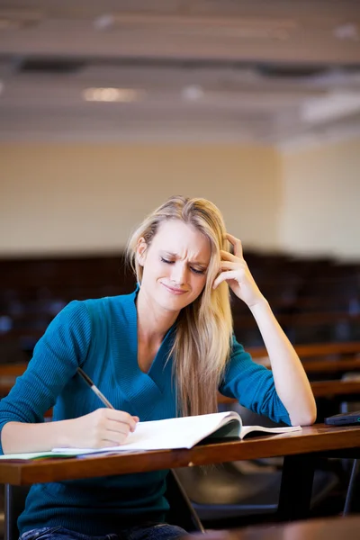 Estudante universitário infeliz em sala de aula — Fotografia de Stock