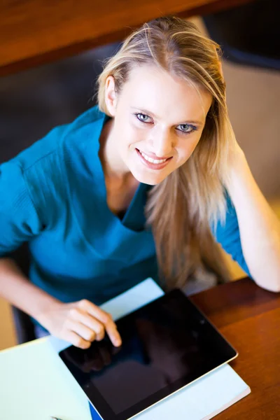Θηλυκό φοιτητή χρησιμοποιώντας υπολογιστή δισκίο — Φωτογραφία Αρχείου
