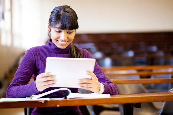 Estudante universitário feminino com computador tablet — Fotografia de Stock