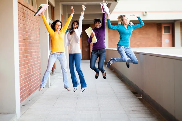 Grupo de estudantes universitários saltando — Fotografia de Stock