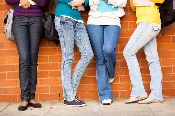 Estudantes universitários jeans — Fotografia de Stock