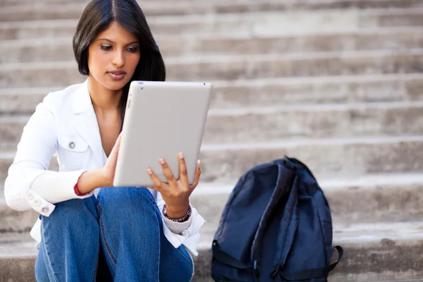 College student using tablet computer outdoors — Stock Photo, Image