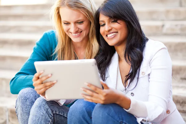 College friends using tablet computer — Stock Photo, Image