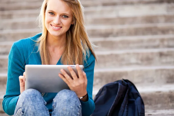 Vrouwelijke college student met tablet pc — Stockfoto