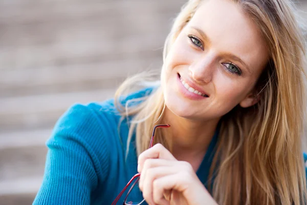 Jonge blonde vrouw close-up — Stockfoto