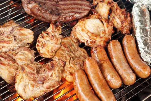 烤肉烤架上的肉 — 图库照片
