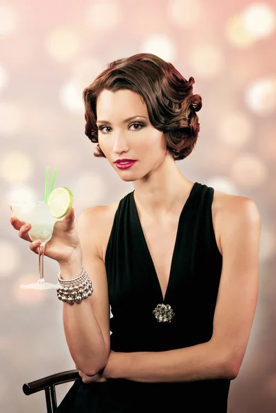 Una bella ragazza con una bevanda alcolica in mano — Foto Stock