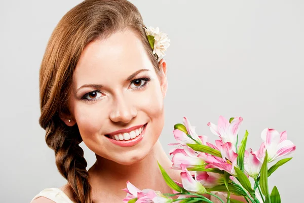 Gyönyörű fiatal nő egy csokor virággal — Stock Fotó