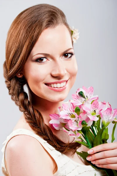 Gyönyörű fiatal nő egy csokor virággal — Stock Fotó