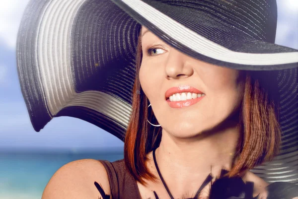 Hermosa mujer en un sombrero con grandes campos —  Fotos de Stock