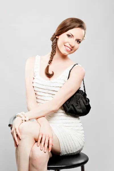Güzel kız beyaz bir kokteyl elbisesi — Stok fotoğraf