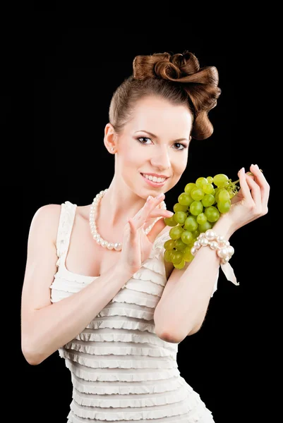 Bella ragazza magra in possesso di un'uva verde — Foto Stock