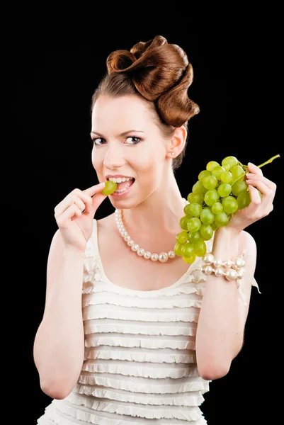 Bella ragazza magra in possesso di un'uva verde — Foto Stock
