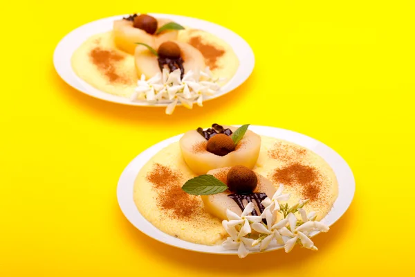 Päron med choklad och vanilj grädde — Stockfoto