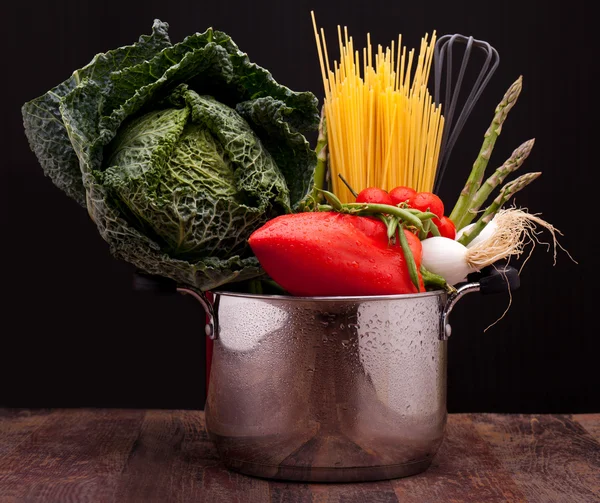 Pote com legumes e espaguete — Fotografia de Stock