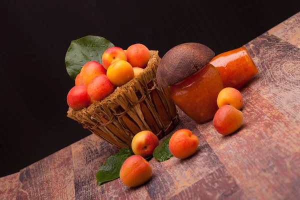 Juni aprikoser och sylt — Stockfoto