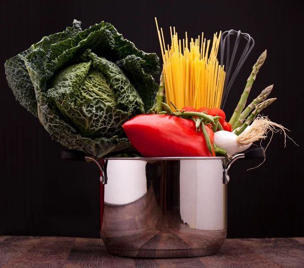 Pentola con verdure e pasta — Foto Stock